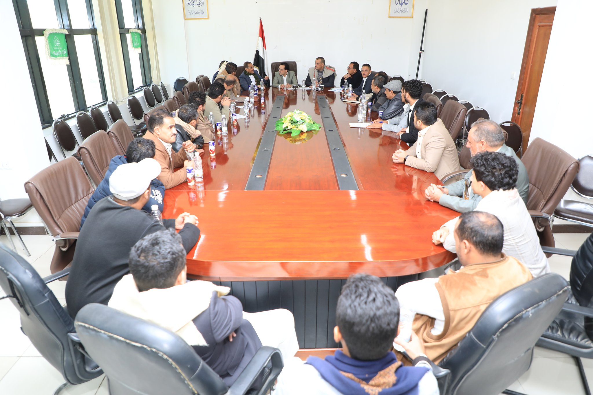 الحكومة وتجار الملبوسات يتفقون على معالجات عاجلة لدعم القطاع وتشجيع توطين الصناعة المحلية