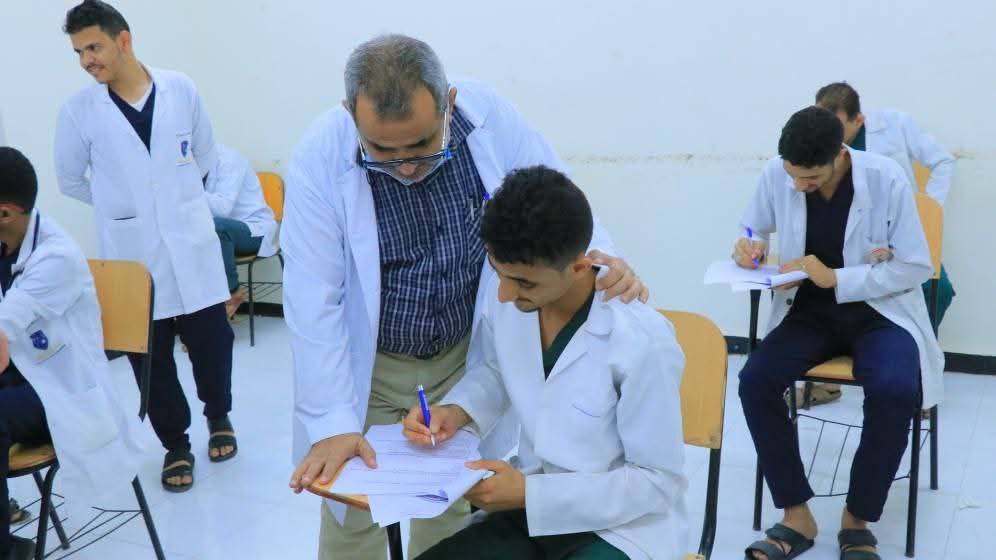 امتحان تأهيلي لطاقم الرعاية التنفسية في مستشفى الثورة بالحديدة