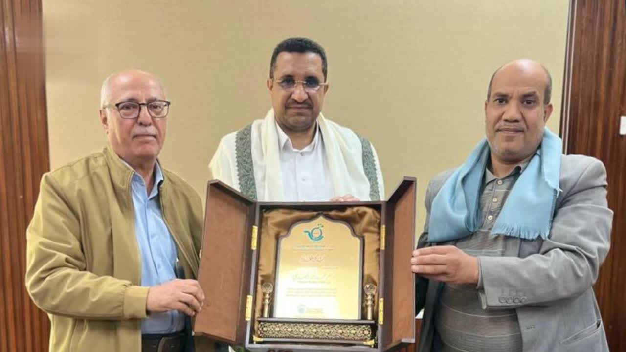 تكريم وزير الاتصالات لدوره في إنجاح فعاليات منتدى المستهلك المالي الرقمي