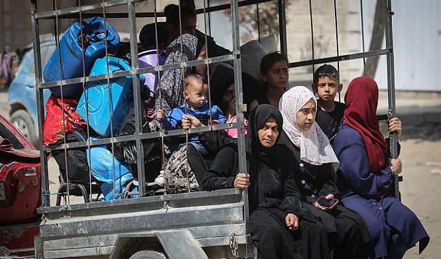 محامٍ دولي: “إسرائيل” تسعى لتهجير الغزيين عبر “خدعة إنسانية” مرتبطة بمشروع سياسي دولي