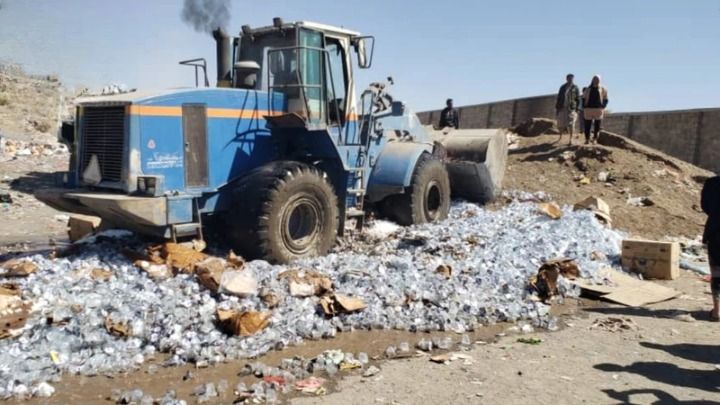 إتلاف أكثر من 21 طناً من مياه الشرب المنتهية في صنعاء الجديدة