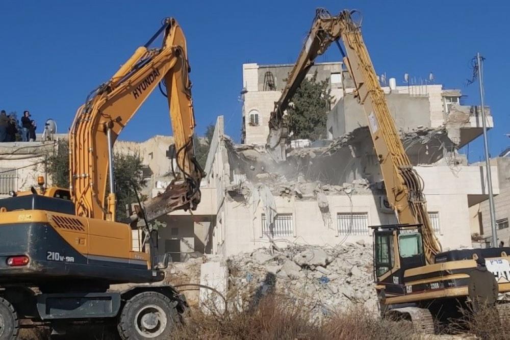 قوات الاحتلال تهدم منزلاً ومنشآت في عناتا بالقدس ودير بلوط بسلفيت