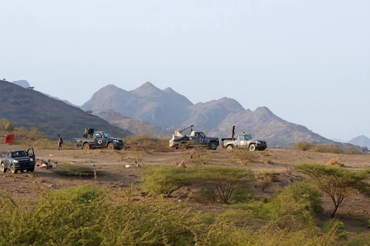 قبائل الوازعية تجبر عناصر “طارق عفاش” على الانسحاب بقوة السلاح