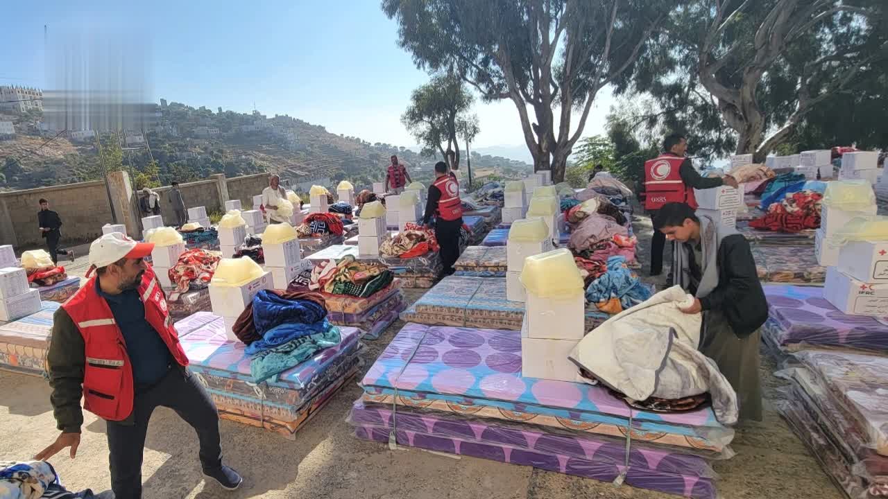 توزّيع مساعدات إيوائية لـ190 أسرة متضررة من السيول في المحويت