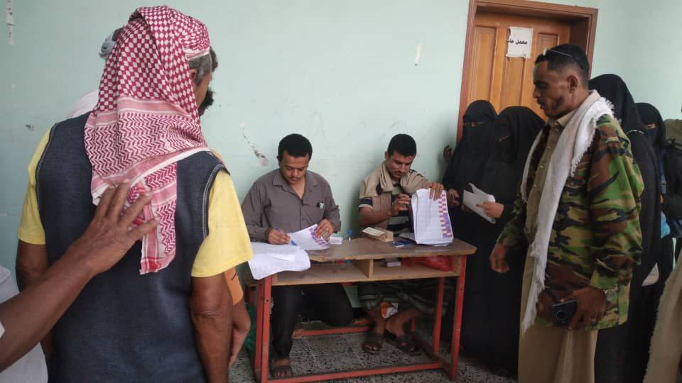 تدشين توزيع سلال غذائية للأسر الفقيرة في الحوك بالحديدة