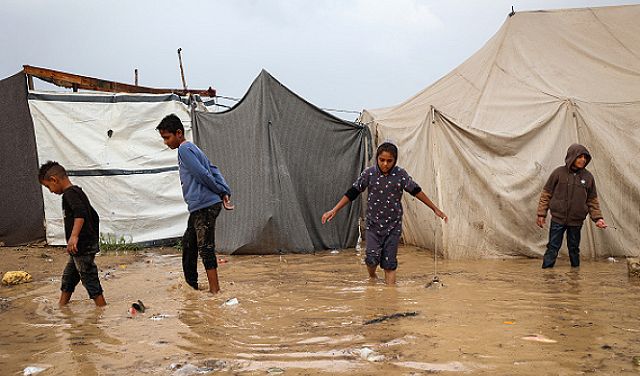 المنظمات الفلسطينية تحذر: الوضع الإنساني بغزة يزداد خطورة و90% من الخيام غمرتها المياه