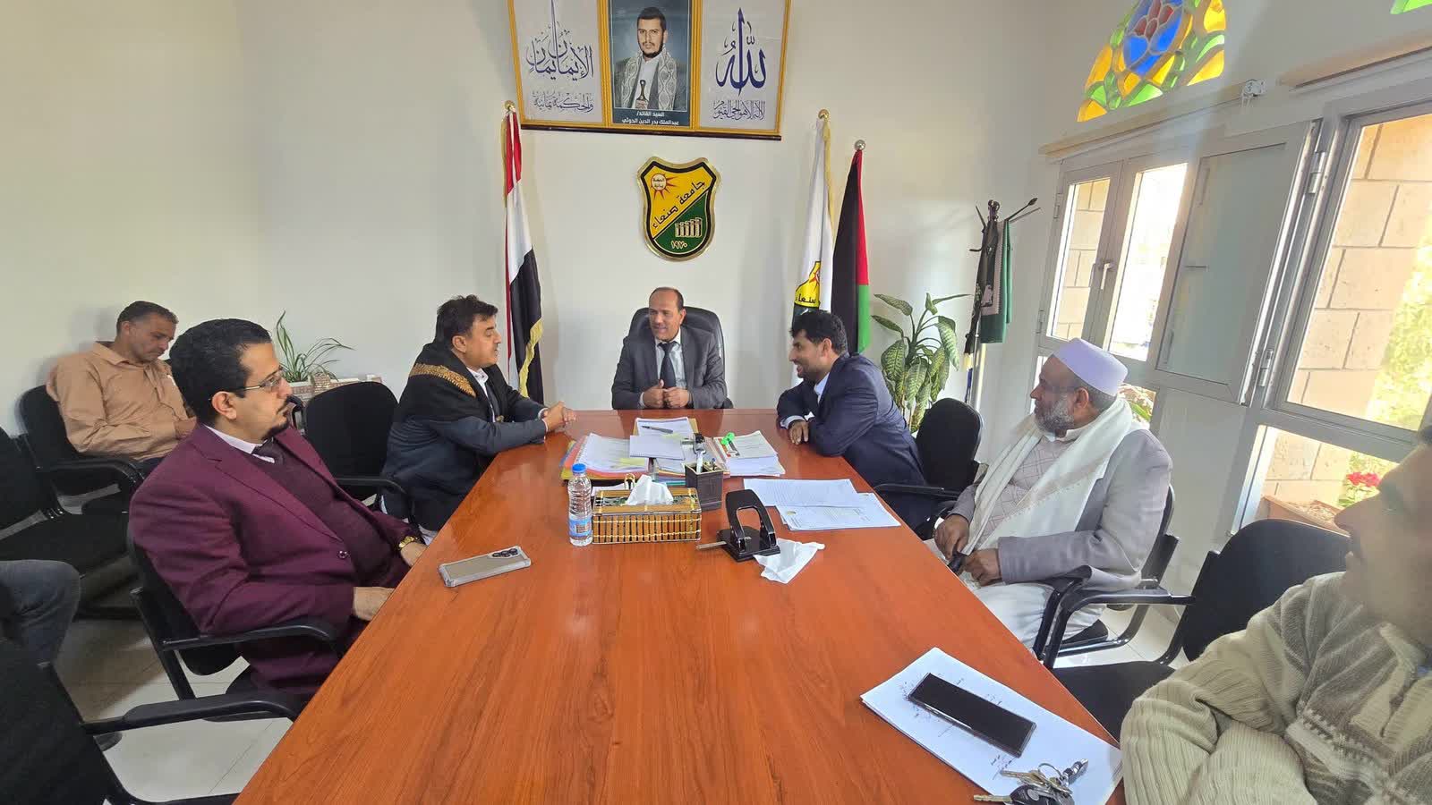 اجتماع لمناقشة آلية تنفيذ مشروع المعرض الدائم للأسر المنتجة في جامعة صنعاء