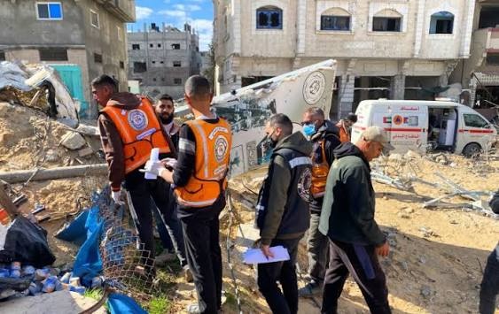 11شهيدًا جراء انهيار منازل وسقوط جدران وخيام في غزة