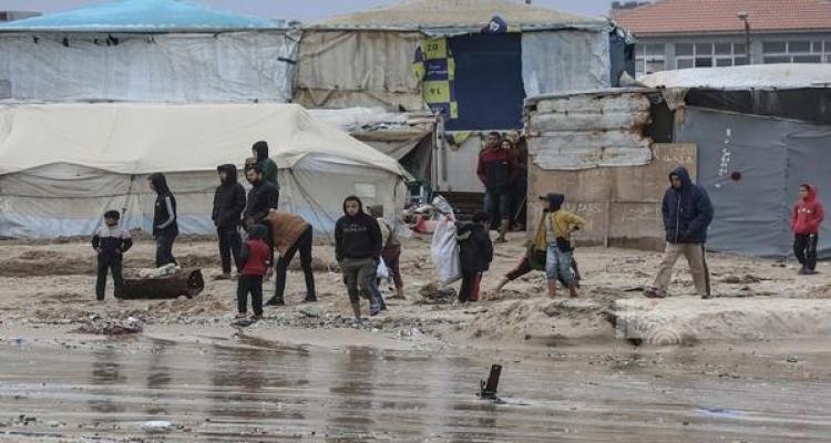 بلدية خانيونس: أكثر من 900 ألف نازح يواجهون خطر الغرق والمرض جراء المنخفض الجوي الثالث