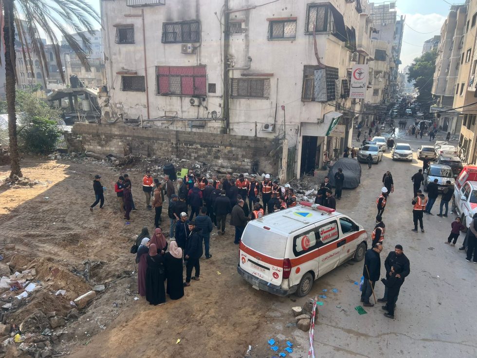 الدفاع المدني بغزة ينتشل عشرات الجثامين من تحت أنقاض منزل مدمر غربي القطاع