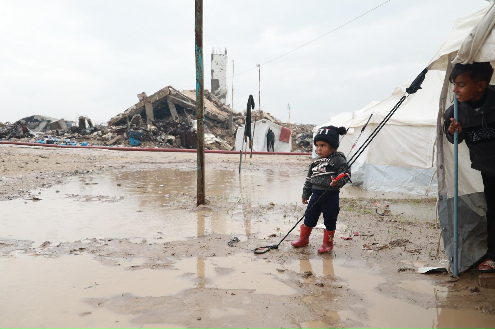 مفوض أممي: العاصفة “بايرون” تزيد معاناة النازحين في غزة