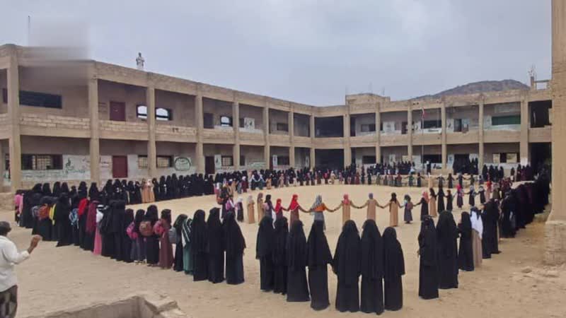 وقفات طلابية في جبل رأس بالحديدة انتصارا للقرآن الكريم وتنديدا بالإساءة الأمريكية