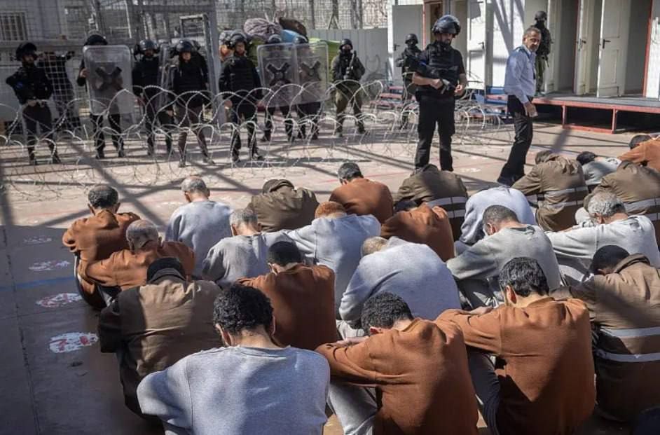 إعلام الأسرى الفلسطينيين: الاحتلال يحتجز 32 أسيراً من غزة رغم انتهاء محكومياتهم