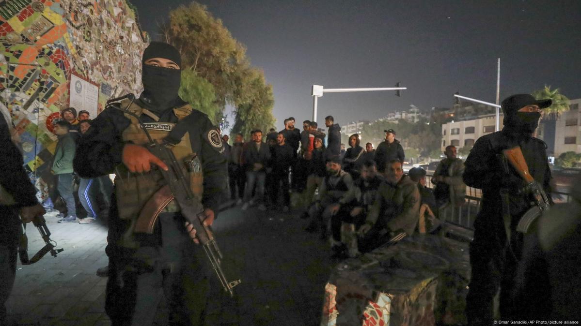 المرصد السوري: صمت السلطات الحالية على التوغّلات الإسرائيلية المتكررة يثير التساؤلات