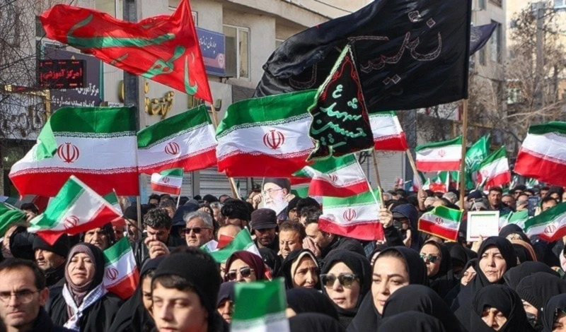 قمة السلطات الثلاث في إيران: تعهدات بحلّ الأزمات المعيشية وتطبيق “العدالة والرأفة” حيال الأحداث الأخيرة