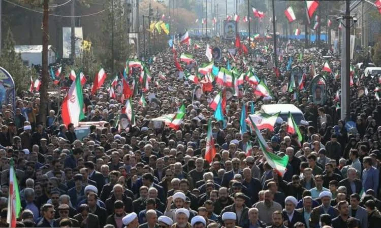 تظاهرات مليونية في طهران والمحافظات الإيرانية تنديداً بأعمال الشغب والتخريب