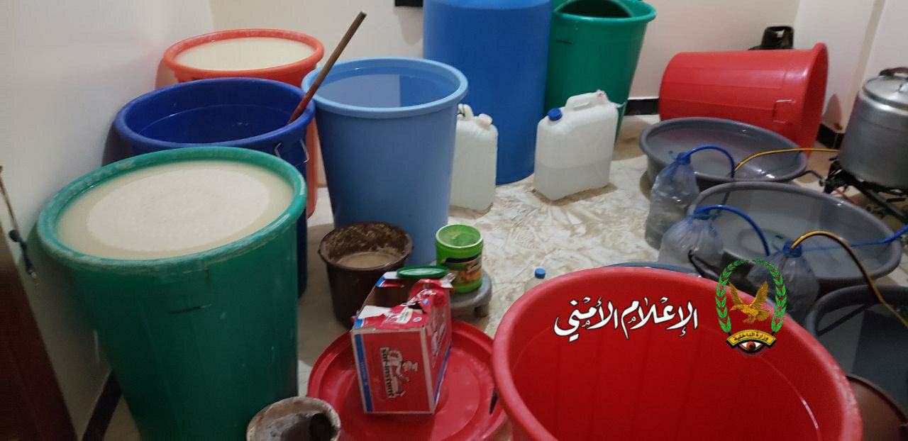 أمن صنعاء يضبط معملا للخمور ويقبض على عصابة من خمسة أشخاص بينهم أربع نساء