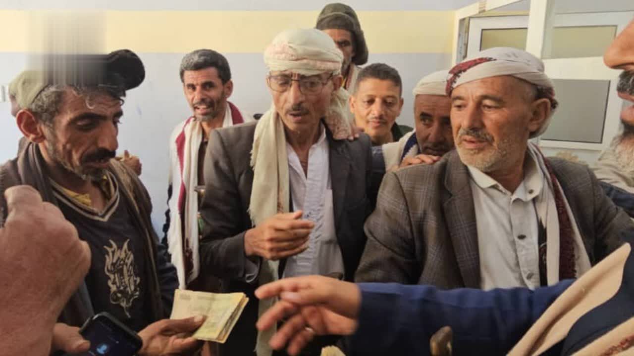 تدشين صرف مشروع الأسر العاجزة عن العمل في المحويت