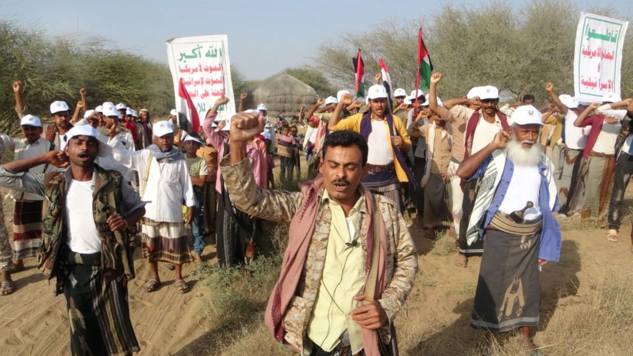 مسيرات شعبية لخريجي دورات “طوفان الأقصى” في مديريات الحديدة