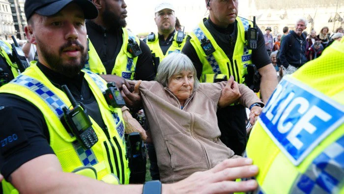 ميك والاس يهاجم السياسات الأوروبية ويتهمها بازدواجية المعايير