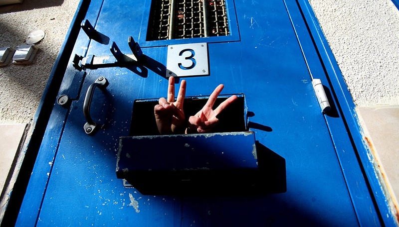 العدو الصهيوني يصدر ويجدد أوامر اعتقال إداري بحق 39 أسيراً فلسطينياً