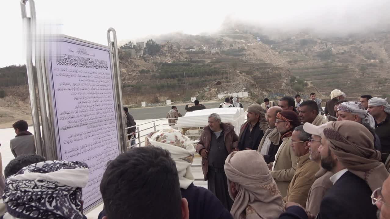 قيادة وكوادر مؤسسة الطرق تزور ضريح الشهيد القائد في صعدة