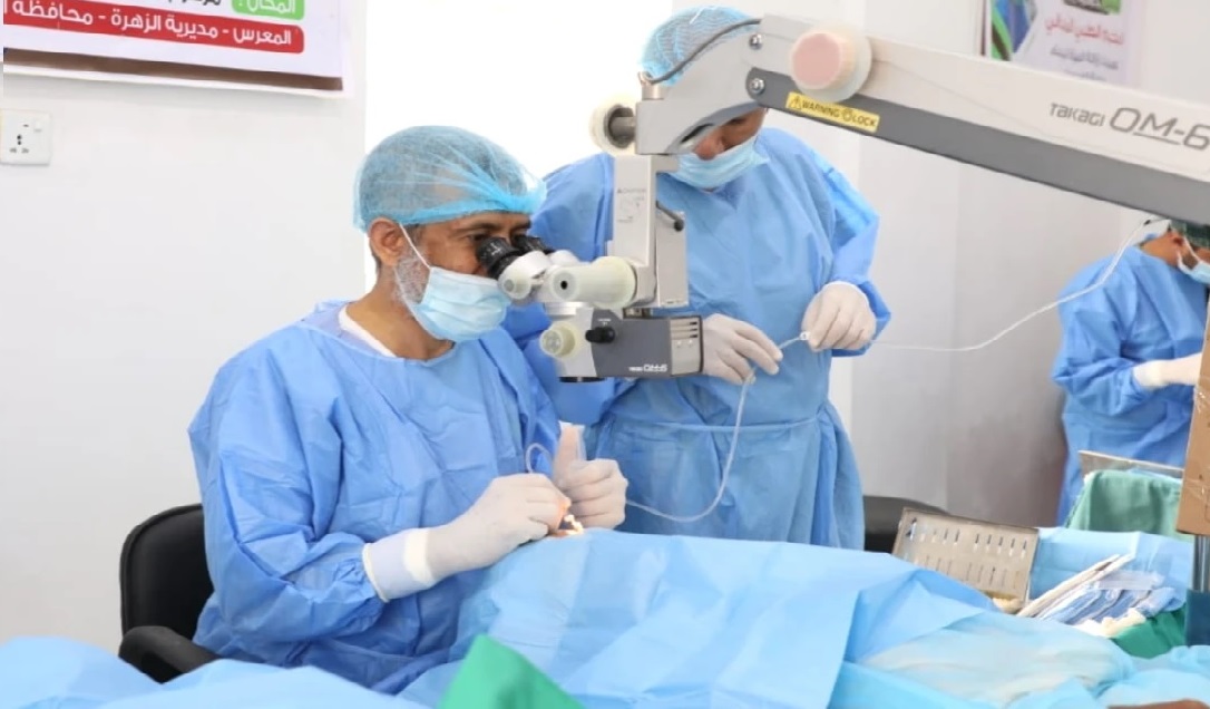 المخيم الطبي المجاني الـ22 في الحديدة يجري 397 عملية عيون جراحية ناجحة