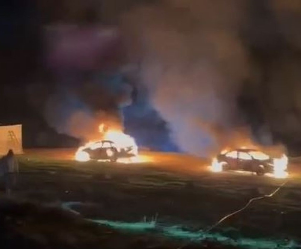 إصابات وإحراق مساكن ومركبتين في هجوم واسع للمستوطنين شمال شرق القدس