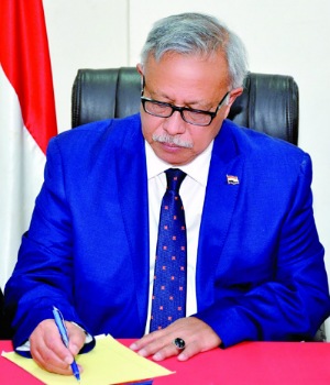 تَمْخَّضَ الجبلُ فَوَلَدَ فَأْراً