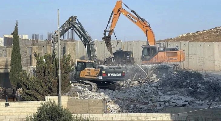قوات العدو الإسرائيلي تهدم منزل عائلة شهيد في الخليل