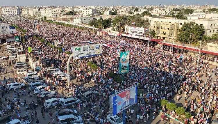 جمعة الحسم في عدن: دعوات مليونية للاحتشاد ضد “الوصاية” والمطالبة برحيل الحكومة