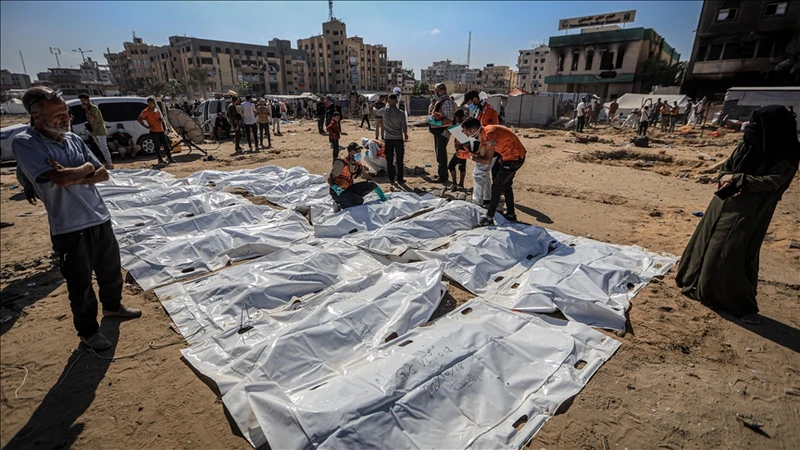 دفن 53 شهيدا مجهول الهوية في مقبرة جماعية بدير البلح وسط غزة