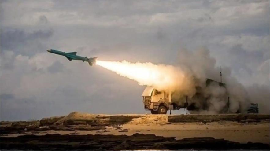 شاهد.. صاروخ إيراني يخترق الدفاعات ويصيب قاعدة العديد الأمريكية