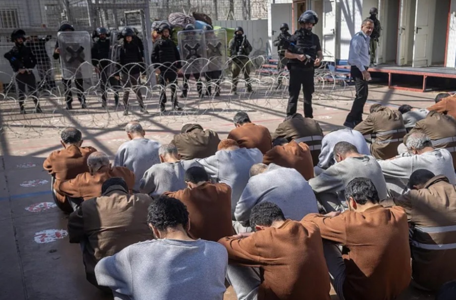 شهادة صادمة لأسير محرر من غزة: تعذيب ممنهج واعتداءات جنسية