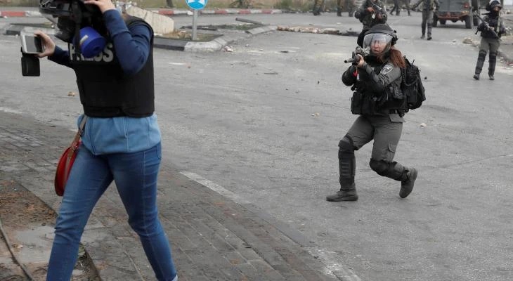 العدو الصهيوني يحتجز 94 صحفياً فلسطينياً منذ أكتوبر 2023