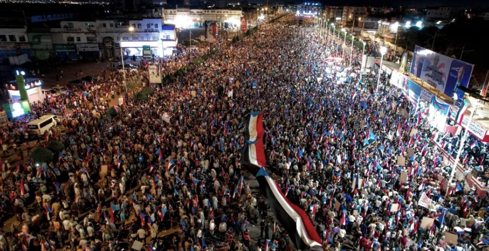 جماهير الانتقالي تحاصر حكومة “الزنداني” بعدن وترفع صورة ترامب لهذا السبب