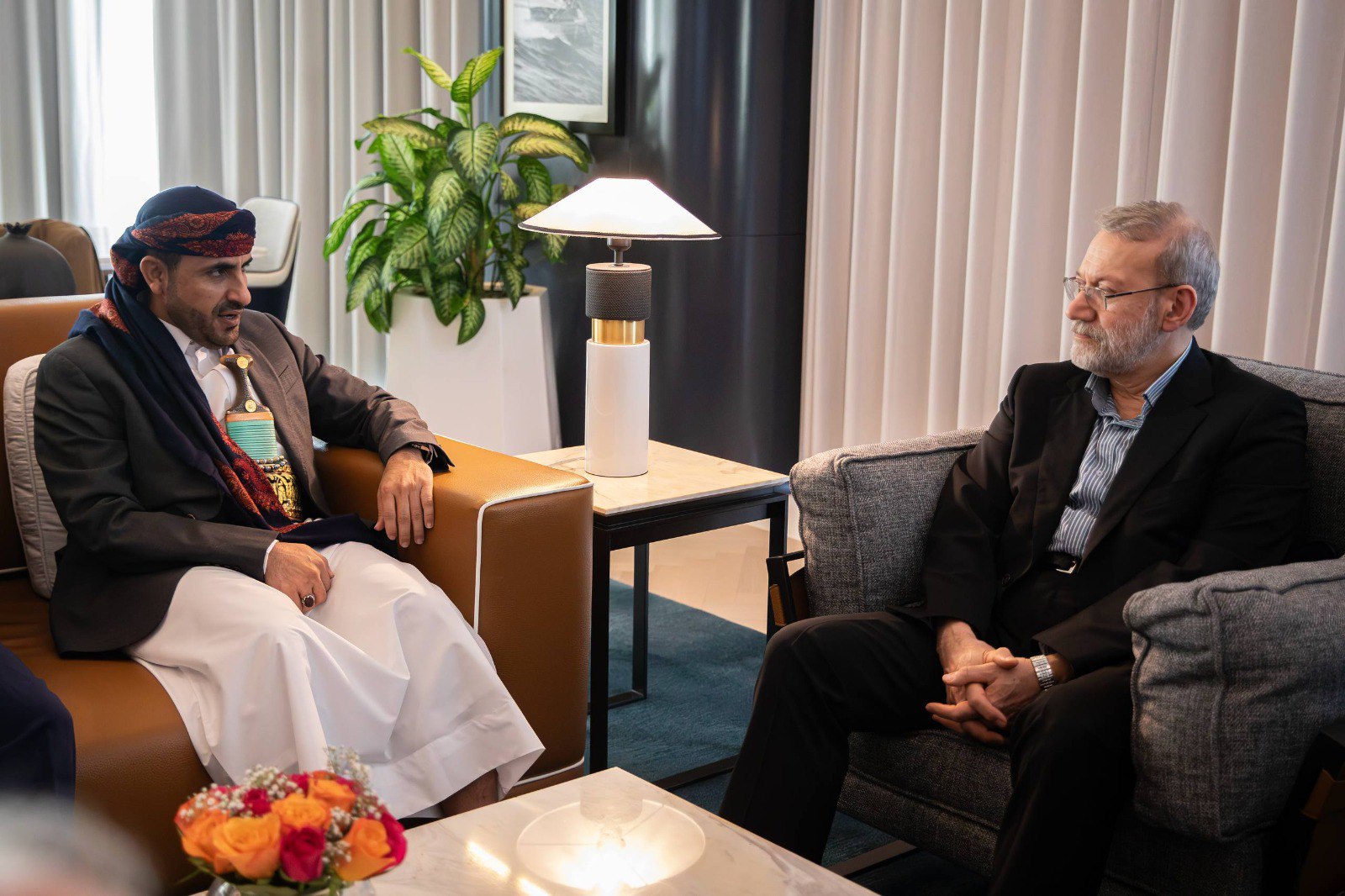 رئيس وفد صنعاء المفاوض يلتقي أمين المجلس الأعلى للأمن القومي الإيراني