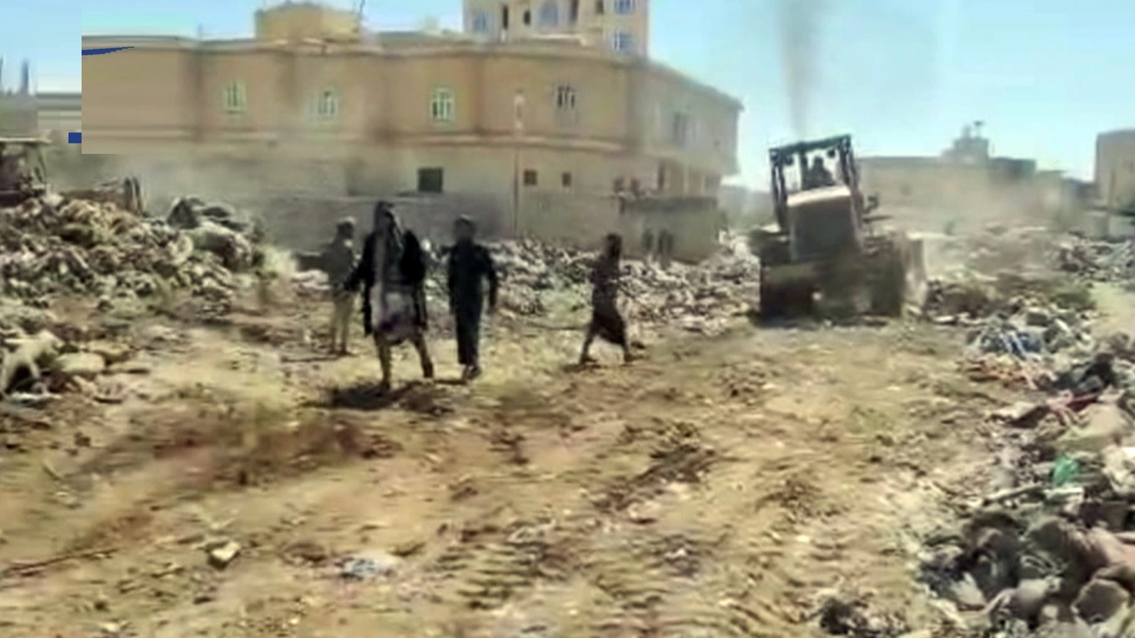 إزالة 35 مخالفة بناء وتعديات على الشوارع العامة بمديرية سنحان محافظة صنعاء