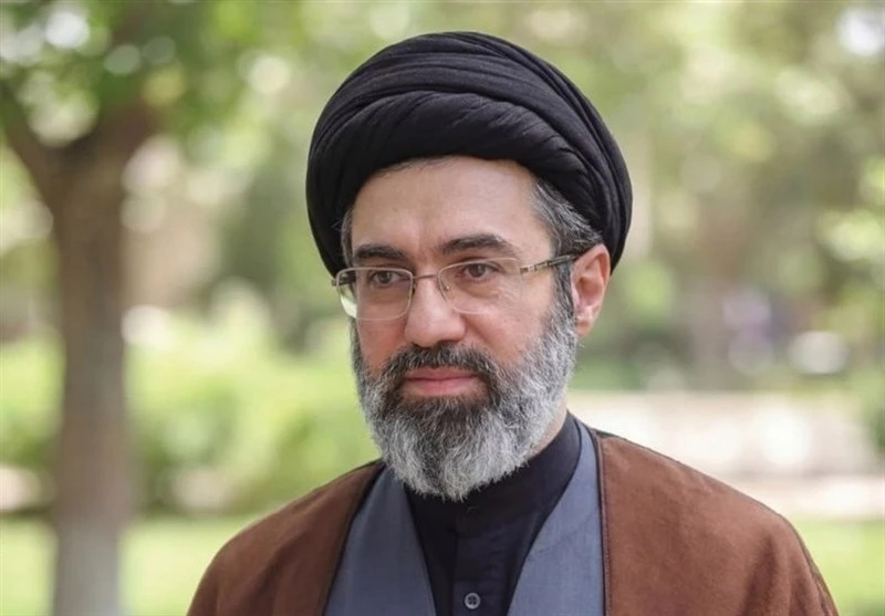 السيد الخامنئي: الشعب الإيراني أفشل أهداف العدو ووجه له ضربة محيّرة أفقدته وعيه