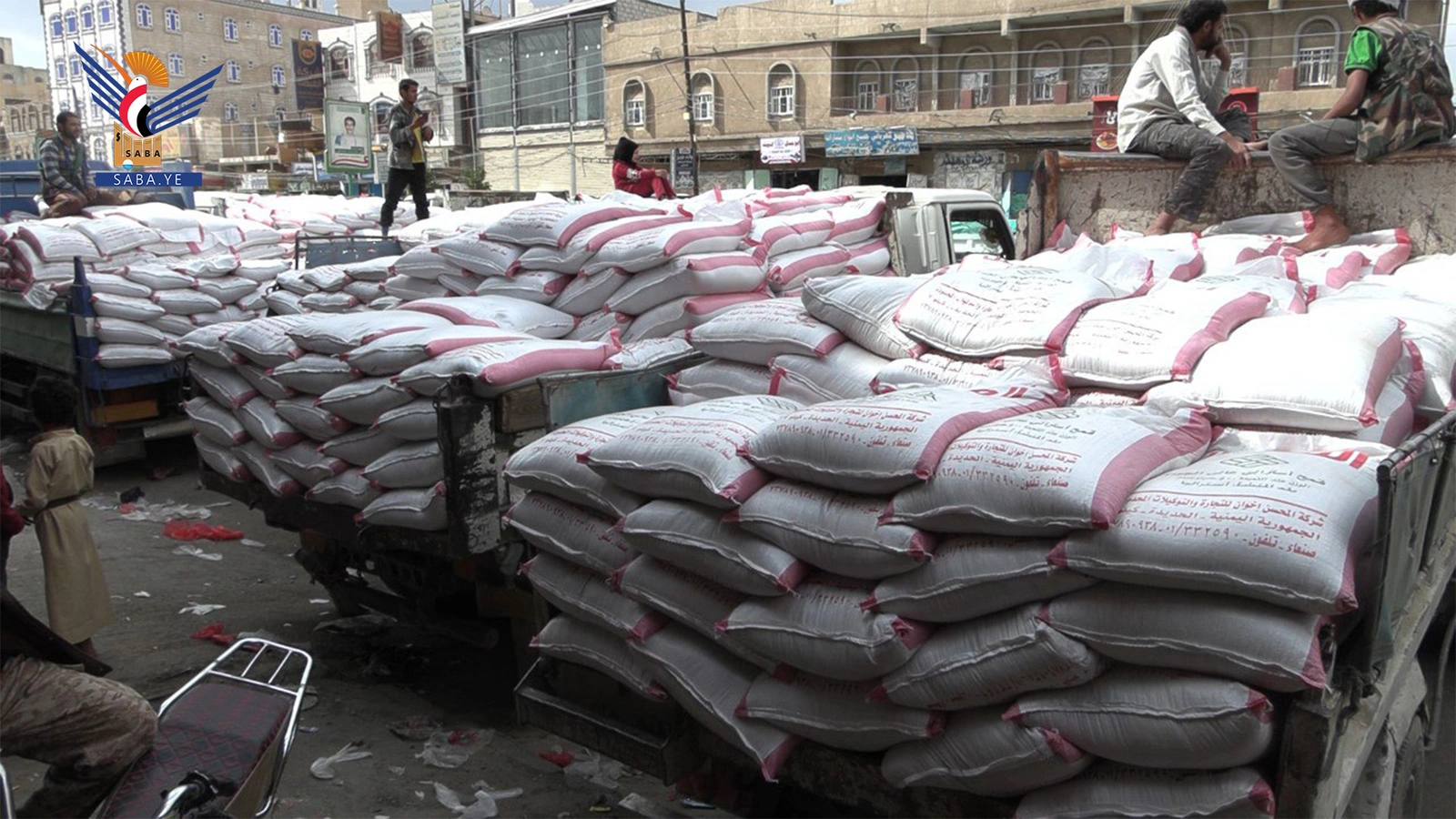 زكاة البيضاء تدشن توزيع 21 الفا و500 كيس قمح في رداع