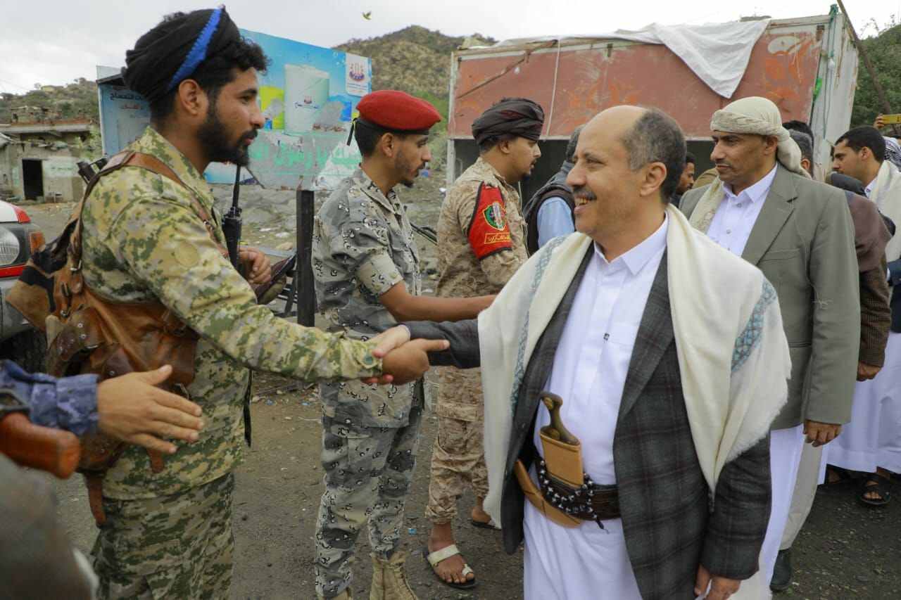 وفد من وزارتي الاقتصاد والمالية يزور المرابطين في جبهات حيفان والقبيطة