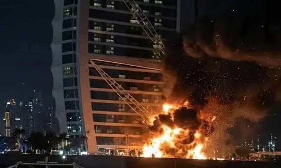 الحرس الثوري الإيراني يستهدف تجمعاً أمريكياً في دبي بطائرات مسيرة وصواريخ