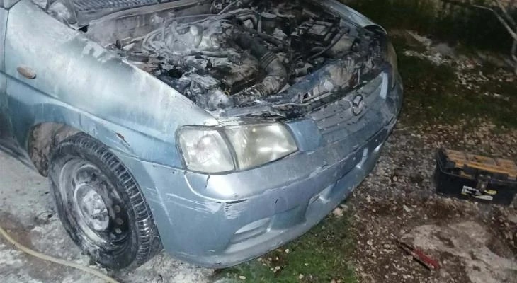 مستوطنون صهاينة يقتحمون منزلا ويحرقون مركبة لمواطنين فلسطينيين في الخليل