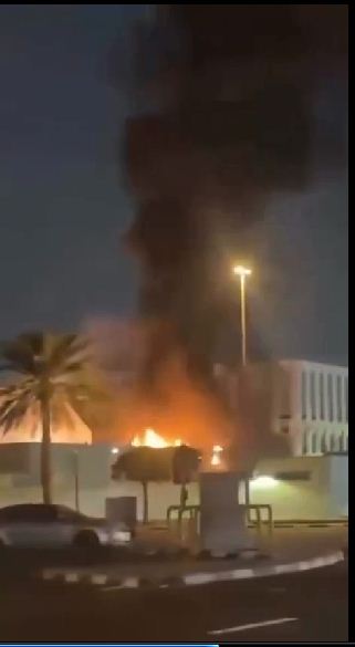 اشتعال النيران بالقنصلية الامريكية في الامارات بعد استهدافها من قبل الحرس الثوري الإيراني(فيديو)