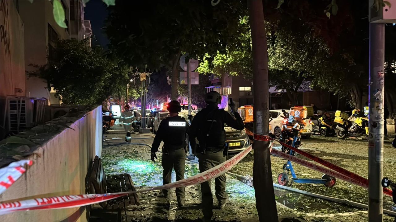 مقتل “إسرائيلية” وتضرر عشرات المباني في “تل أبيب” بفعل الصواريخ الايرانية