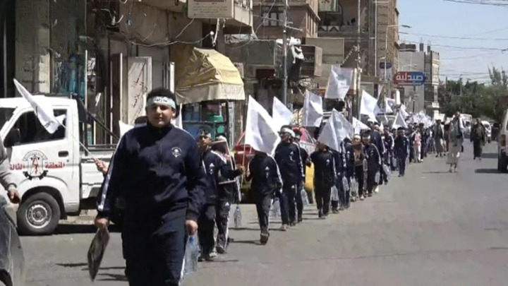 طلاب المدارس الصيفية بمديرية الوحدة يحيون ذكرى “الصرخة” بمسير كشفي حاشد