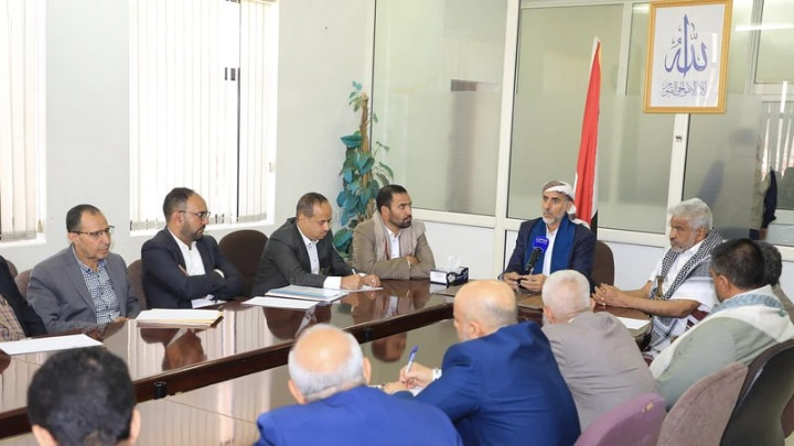 القائم بأعمال رئيس الوزراء يشدد على معايير الجودة في مشاريع الطرق ومنع التراخيص في مجاري السيول