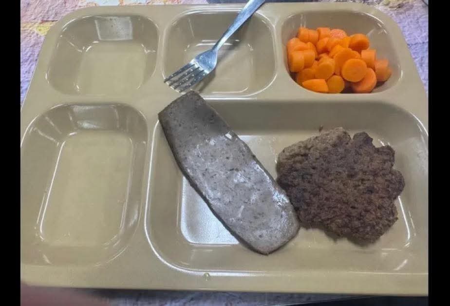 صحيفة أميركية تكشف عن كارثة.. جوع ومعنويات منهارة على متن السفن الأميركية في “الشرق الأوسط”