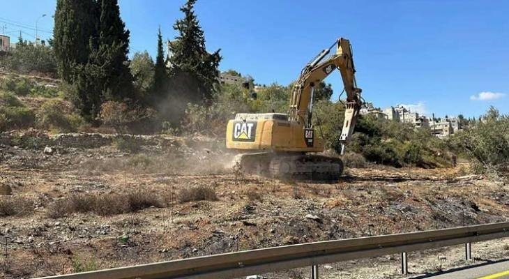 العدو الصهيوني يجرّف أراض ويقتلع 200 شجرة في القدس المحتلة