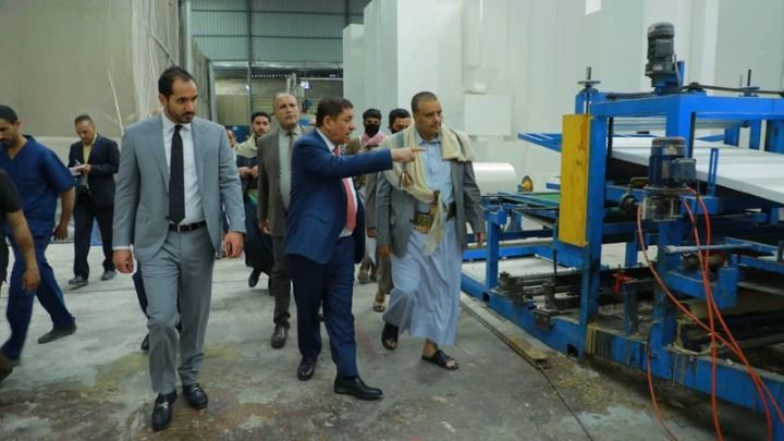 القائم بأعمال وزير الاقتصاد يتفقد مصانع الفلين والخزانات والزجاج